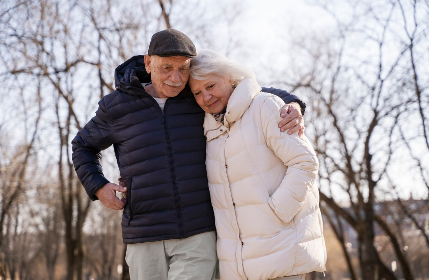 Забота в деталях: как создать безопасную зиму для наших старших родственников?